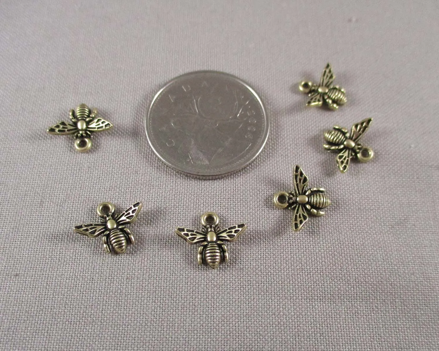 Bee Charm Gold Tone 5pcs (C144)